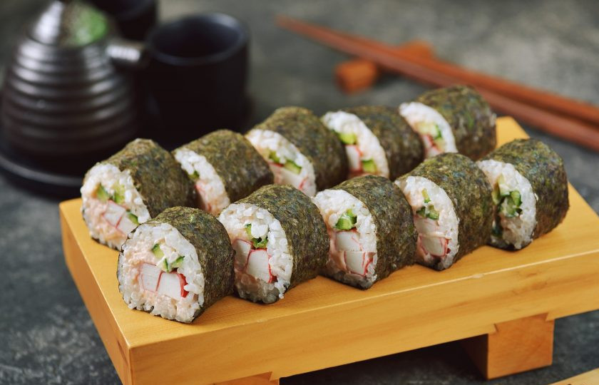 1. Этап. Роллы с икрой мойвы: Острым ножом с длинным лезвием нарежьте роллы толщиной около 1 сантиметра, выложите на специальную подставку или плоскую тарелку и подавайте с соевым соусом. Приятного аппетита!