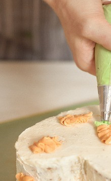 1. Этап. Морковный кето-торт: Постаралась изобразить что-то похожее на морковки.