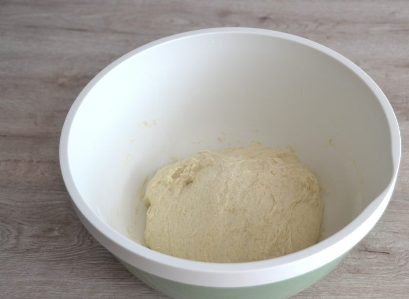 1. Этап. Пшеничный хлеб на ржаной закваске: В процессе брожения через каждый час сделайте 3 обминки методом 