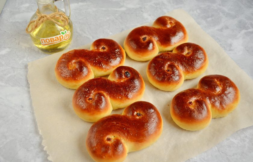 1. Этап. Золотые булочки: 9. Выпекайте в разогретой до 200 градусов духовке 15 минут.