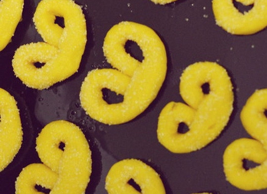 1. Этап. Крендельки с корицей: Посыпьте заготовки сахаром и корицей. Затем выложите на противень.