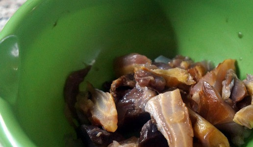 1. Этап. Солянка рыбная «Эксклюзив»: Копченую рыбу разобрать на кусочки.