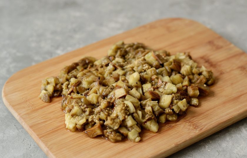 1. Этап. Икра из запеченных баклажанов и перца: Запеченные баклажаны охладите. Очистите от кожицы, мелко порубите на кубики.