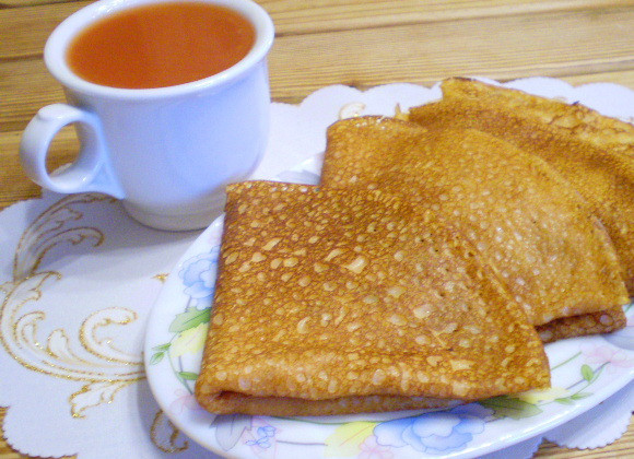 1. Этап. Томатные блины: 8. Томатные блины готовы! Подавайте со сметаной, фаршируйте тушеными овощами или вареным и молотым в мясорубке мясом. Приятного аппетита!