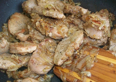 1. Этап. Свинина, жареная кусочками: 6. Жарить свинину на среднем огне до мягкости. Секрет идеально приготовленного мяса в том, чтобы не перемешивать его слишком часто. С каждой стороны кусочек мяса должен как следует поджариться, но при этом не сгореть. Подавать блюдо можно с гарниром или овощным салатом.