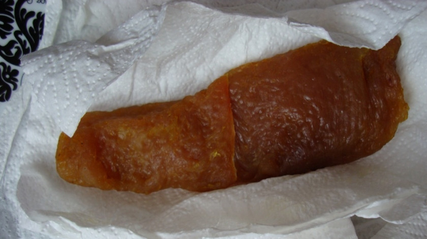 1. Этап. Бастурма из индейки с коньяком: 3. Если салфетки становятся влажными, заменяйте их на новые. Через указанное время можно бумагу снять. Бастурма готова!