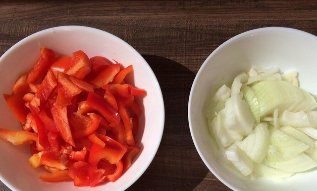 1. Этап. Аджика из помидоров и лука на зиму: Перец болгарский очищаем от семян, нарезаем полосочками. Лук режем полукольцами. Томаты нарезаем кусочками.