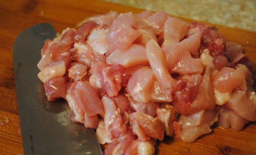 1. Этап. Сногсшибательный куриный рулет Мраморный: 2. Получившиеся кусочки нарезаю кубиком острым ножом, можно измельчить в блендере, но не делаю фарш, а именно — кусочками.