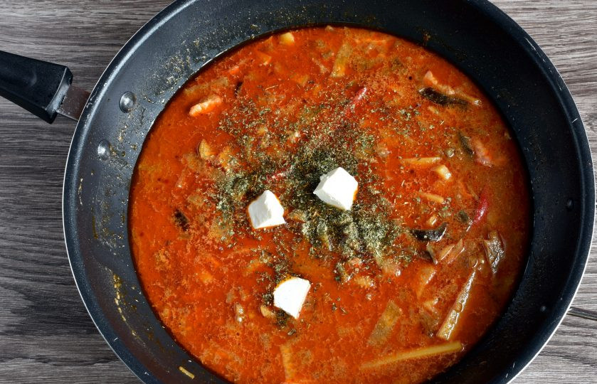 1. Этап. Пуктяй: Выложите содержимое сковороды в суп, добавьте соевый соус, кинзу, молотые пряности. Обычно это кориандр и черный перец, но можно воспользоваться готовой смесью для корейских салатов. Дайте закипеть и опустите в суп кубики тофу. Перемешайте. Доведите до кипения, проварите пару минут и отключите нагрев. Дайте супу настояться.