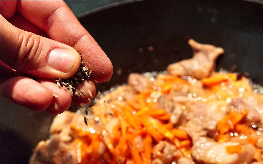 1. Этап. Ферганский плов: 8. Приправить мясо щепоткой зиры.