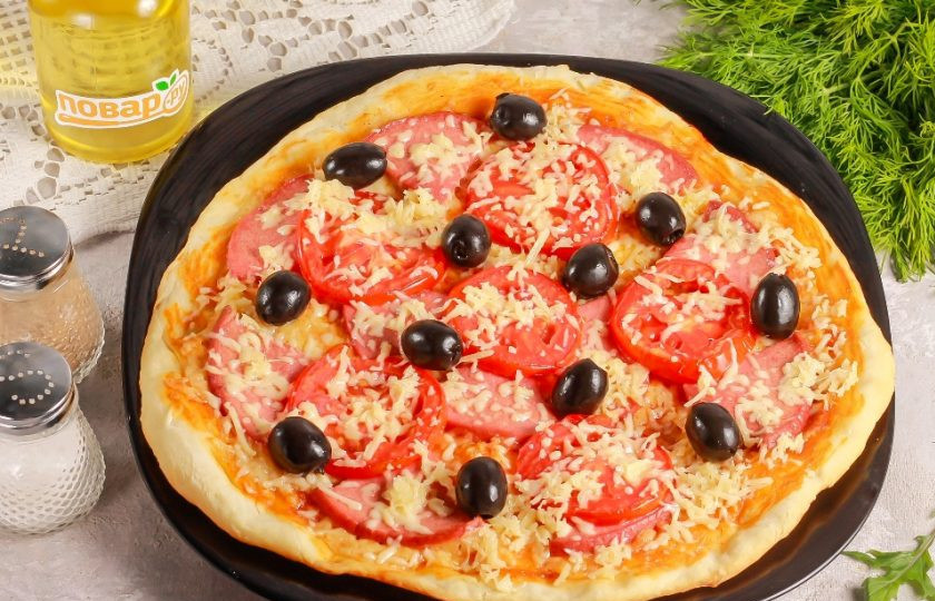 1. Этап. Пицца «Семейная»: Затем извлеките, добавьте на нее маслины без косточек и оставшуюся половину сыра. Верните в духовку на 5 минут.