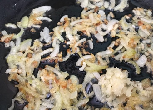 1. Этап. Ливанский чечевичный суп: 4. Когда лук обжарится, добавьте чеснок. Обжаривайте еще пару минут.