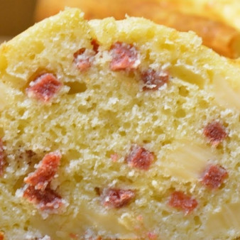 Закусочный кекс с сыром и колбасой