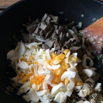 1. Этап. Сальник: 2. В сковороде обжарить нарезанный лук и грибы. Добавить измельченные яйца, гречневую кашу, сметану и перемешать.