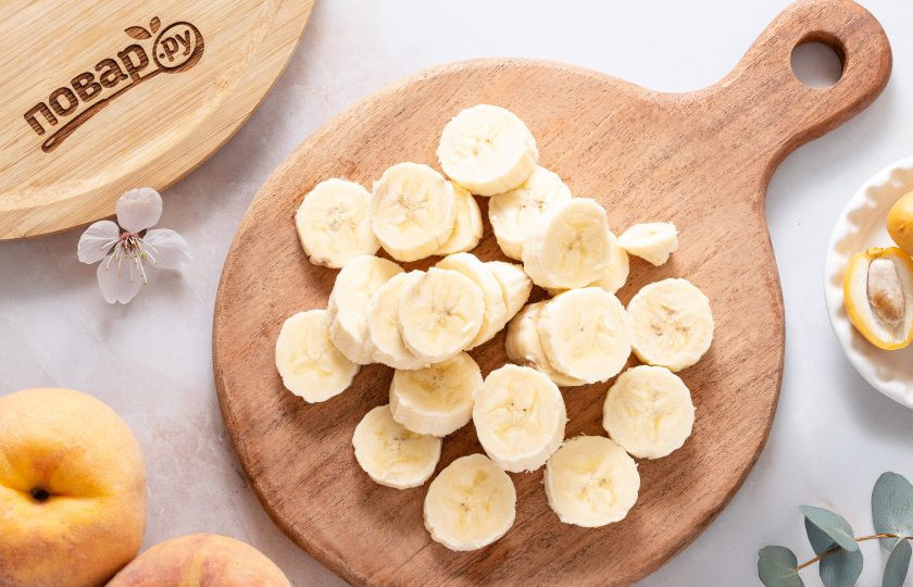 1. Этап. Смузи с персиком и бананом: Банан очистите, нарежьте кружочками.