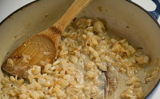 1. Этап. Фриттата с ветчиной, шпинатом и сыром: 3. Влейте сливки.