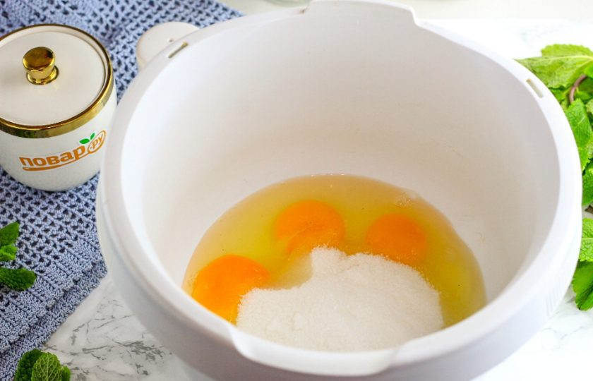 1. Этап. Торт из варенья черной смородины: Вбейте яйца в чашу кухонного комбайна или миксера, всыпьте 120 грамм сахара и соль. Взбейте в течение 3-5 минут в пышную пену, которая должна увеличиться в два раза.