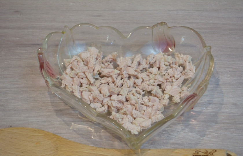 1. Этап. Салат Петушок с курицей и помидорами: Для приготовления салата отварите куриное мясо. Можно взять филе или мясо с ножки курицы. Мясо с ноги намного сочнее, чем филе. Остудите мясо и нарежьте мелко, положите в салатницу. Слой мяса смажьте майонезом. При варке мяса я в бульон клала достаточно соли. Салат солить не пришлось.