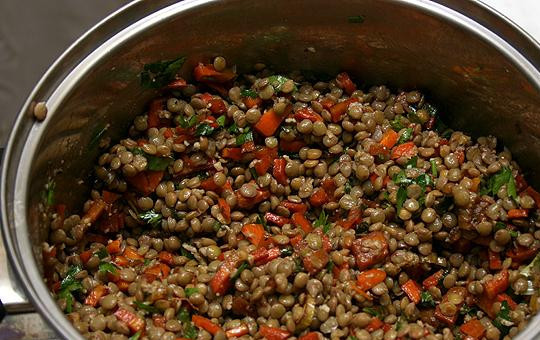 1. Этап. Салат из чечевицы с копченой рыбой: Поджарку смешиваем с чечевицей и заливаем соусом, приготовленным путем смешивания натертого хрена, растительного масла, соли, перца и винного уксуса. Перемешиваем.