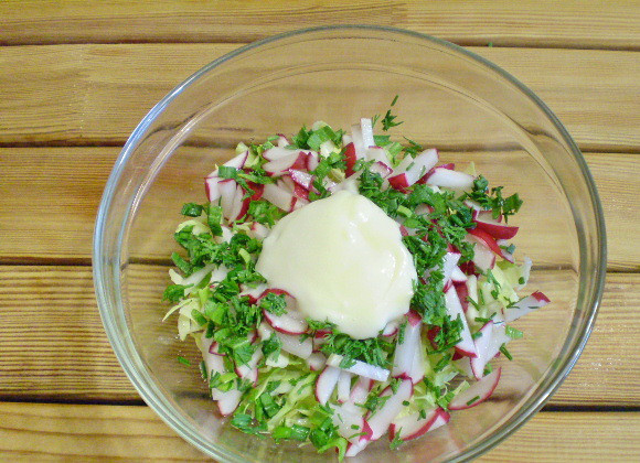 1. Этап. Салат Весенний из капусты: 7. Добавить в салат сметану.