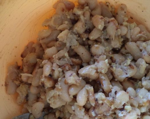 1. Этап. Салат к борщу: Салат перемешать и дать настояться минут 30. Затем нарезать зелень и добавить к салату.