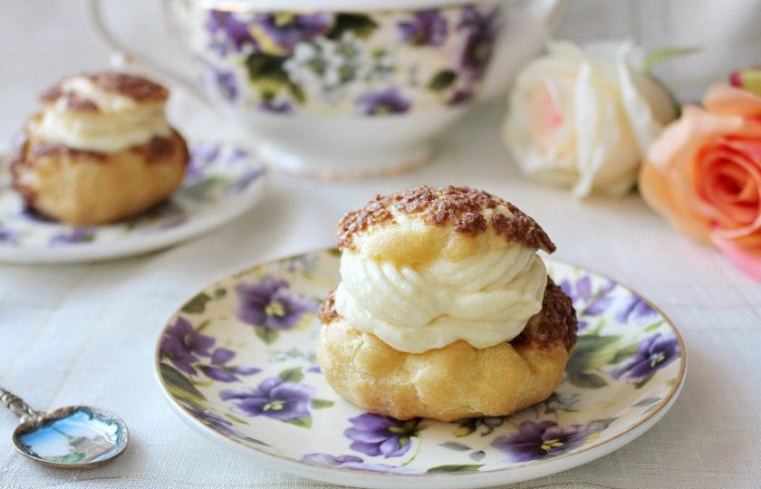 1. Этап. Профитроли с кракелюром: Срежьте крышечку с профитролей, начините их кремом и подавайте к чаю.