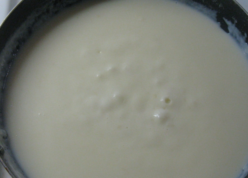 1. Этап. Мясные шарики: Готовим сливочный соус, для этого на разогретой сковороде обжариваем муку до золотистого цвета, добавляем столовую ложку масла сливочного, слегка все это прогреем и вливаем сливки 20%, солим и перчим по вкусу.