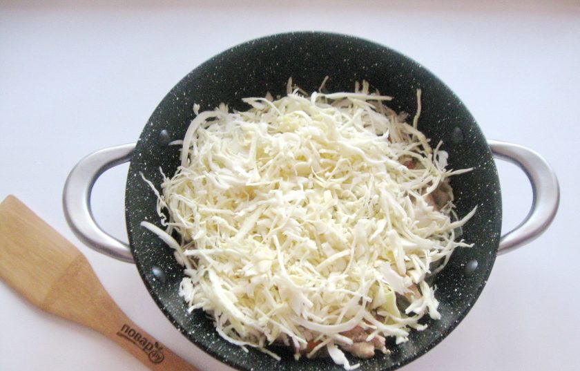 1. Этап. Солянка по-польски: Свежую капусту нарежьте соломкой и добавьте к мясу.