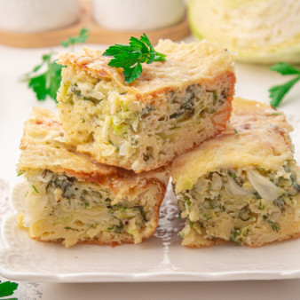 Заливной пирог с капустой и сыром