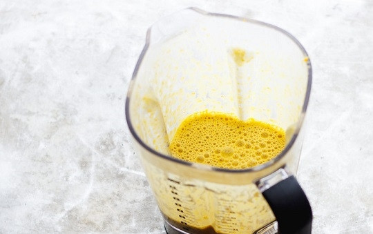 1. Этап. Быстрый суп из кукурузы: 3. Отправьте овощи в блендер и измельчите в пюре. Снова отправьте на огонь, посолите по вкусу, добавьте перец и немного сока лимона. Доведите до кипения, снимите с огня и подавайте к столу. Приятного аппетита!