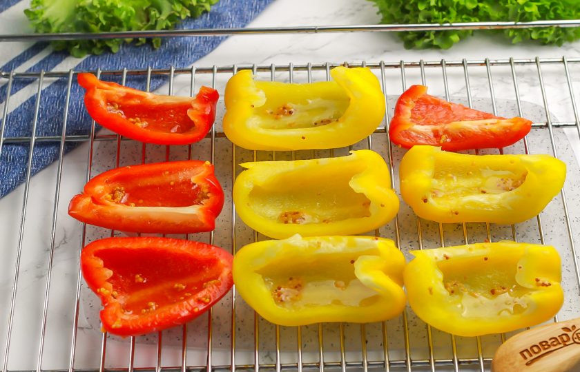 1. Этап. Перец на мангале: Разогрейте угли в мангале и выложите перцы кожицей вниз. Обжаривайте совсем недолго, буквально 3-4 минуты и переверните на другую сторону. Обжарьте такое же количество времени. Имейте в виду, что перец очень быстро подгорает — следите за приготовлением.