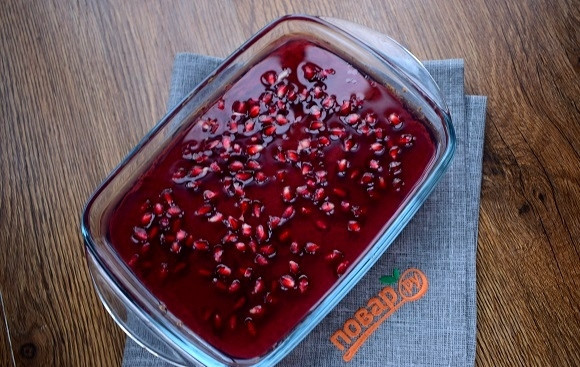 1. Этап. Паштет из куриной печени с коньяком и гранатовым желе: Замоченный желатин распустите (не кипятите!) в кастрюльке с двойным дном, немного остудите. Залейте им верх паштета, посыпьте сверху зернами граната. Поставьте форму с паштетом в холодильник на 3-4 часа.