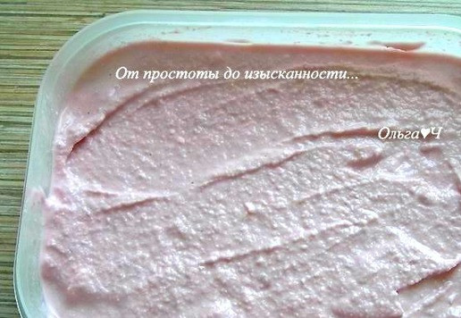 1. Этап. Клубнично-мятное мороженое: Подавайте сразу же (будет мягкое мороженое) или доведите до более твердой консистенции в морозилке, переложив массу в контейнер.***Если у вас нет мороженицы, то массу сразу переложите в контейнер, поместите в морозилку и тщательно перемешивайте каждые 40-60 минут. В зависимости от температуры в морозилке, через 2-3 часа мороженое будет готово.***