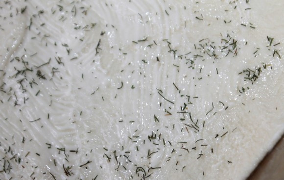 1. Этап. Закусочный сырный пирог: 7. Присыпьте сыром и (по желанию) зеленью или специями.