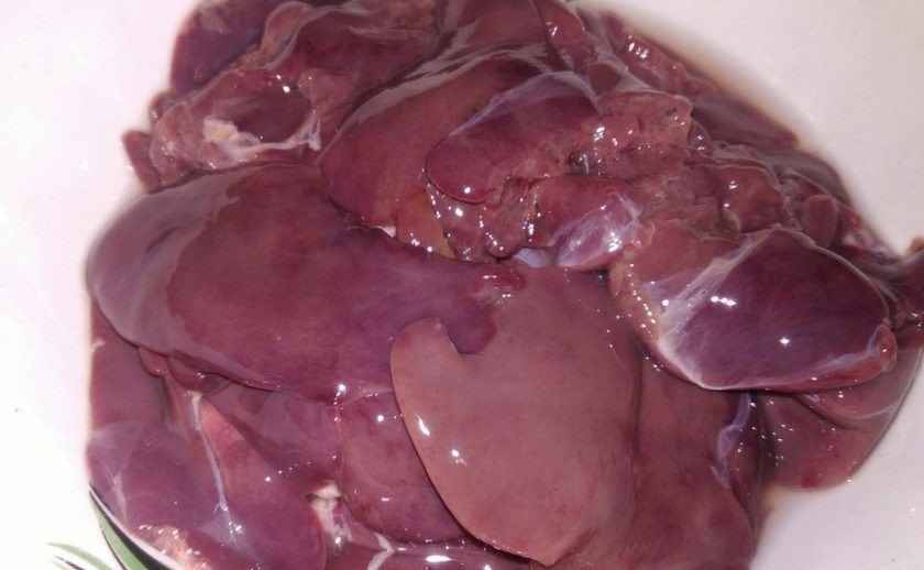 1. Этап. Печень куриная, тушенная в сметане: 1. Перед началом жарки куриную печень следует подготовить: помыть, разрезать и убрать прожилки. По такому принципу можно готовить любую печень (только говяжью, например, нужно немного дольше тушить). Куриная печень готовится очень быстро.