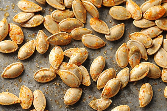 1. Этап. Тыквенные семечки: Соберите семечки в миску, полейте маслом и добавьте все специи. Перемешайте очень тщательно. Духовку нагрейте до 180 градусов.