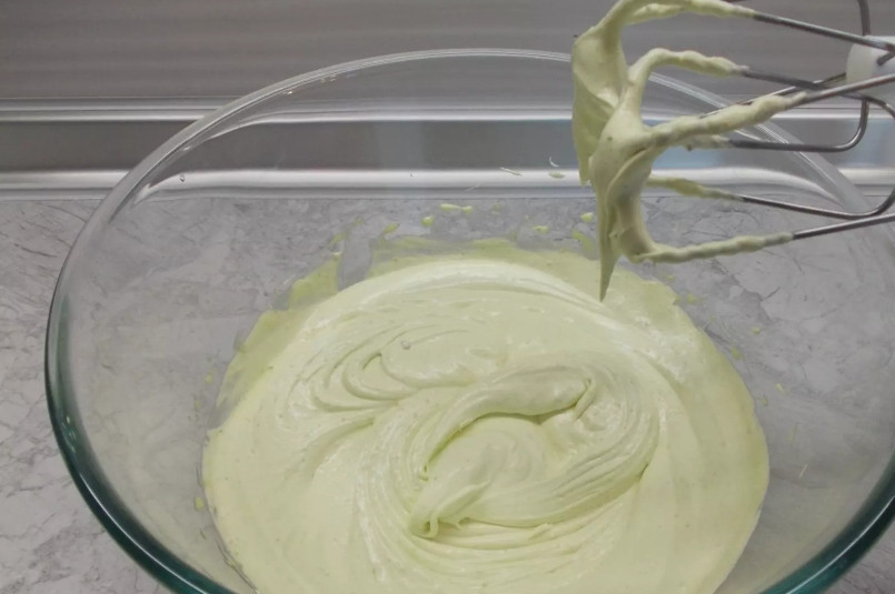 1. Этап. Фисташковый крем: 3. Теперь при помощи миксера или вручную венчиком взбиваем все это в воздушный пышный крем.