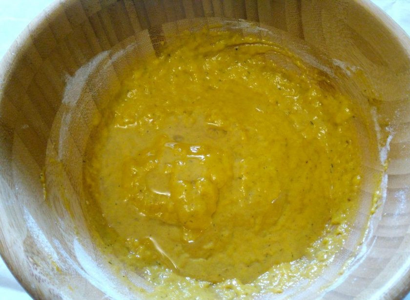 1. Этап. Кабачковые наггетсы в духовке: Влейте в получившееся тесто подсолнечное масло, ещё раз хорошо размешайте.