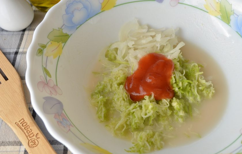 1. Этап. Кабачковый хлеб в домашних условиях: Введите в опару кабачок, лук и кетчуп. Перемешайте массу.