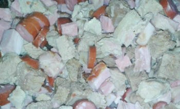 1. Этап. Солянка без огурцов: Мясо выкладываем на тарелку. В кастрюлю выливаем луковую смесь с каперсами и томатной пастой. Мясо снимаем с косточек, режем на небольшие кусочки. Нарезаем бекон, салями, сосиски. Обжариваем мясо на сковороде вместе с остальной нарезкой.