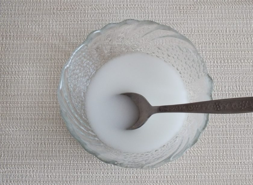 1. Этап. Ленивый чизкейк: Разведите крахмал холодной водой.