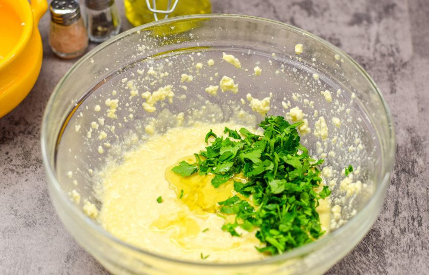 1. Этап. Творожные булочки с зеленью: Можно воспользоваться погружным блендером. Теперь добавьте ложку масла и нарезанную зелень. Можете взять петрушку, укроп или кинзу — по вашему вкусу.