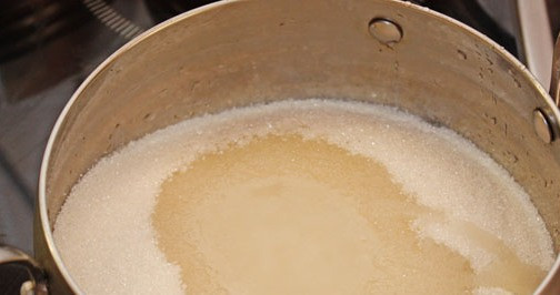 1. Этап. Варенье из абрикосов в сиропе: Теперь нам необходимо приготовить сахарный сироп, поэтому мы высыпаем сахар в кастрюльку и добавляем к нему воду. Ставим эту массу на огонь и варим сироп, помешивая, до полного растворения гранул сахара.