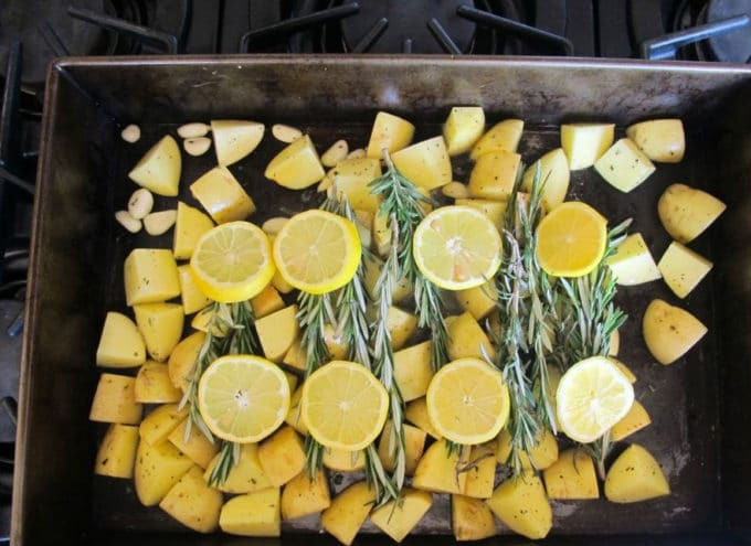 1. Этап. Куриные ножки с картофелем и розмарином: 4. Сверху разложите веточки розмарина и толстые кружки лимонов.