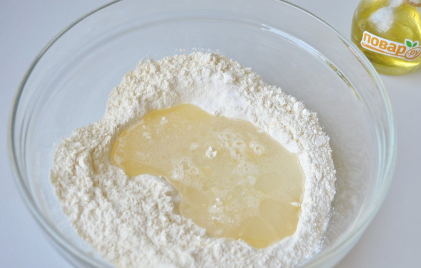 1. Этап. Курзе с картошкой: 3. Просейте муку в большую миску, добавьте соль, перемешайте. Сделайте углубление в центре, влейте воду, масло и уксус. Начните замешивать тесто ложкой, далее переходите на стол.