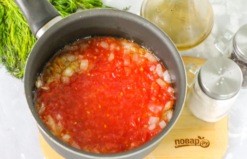 1. Этап. Цицибели на зиму с луком: Влейте томатную массу и потушите все примерно 10-15 минут.