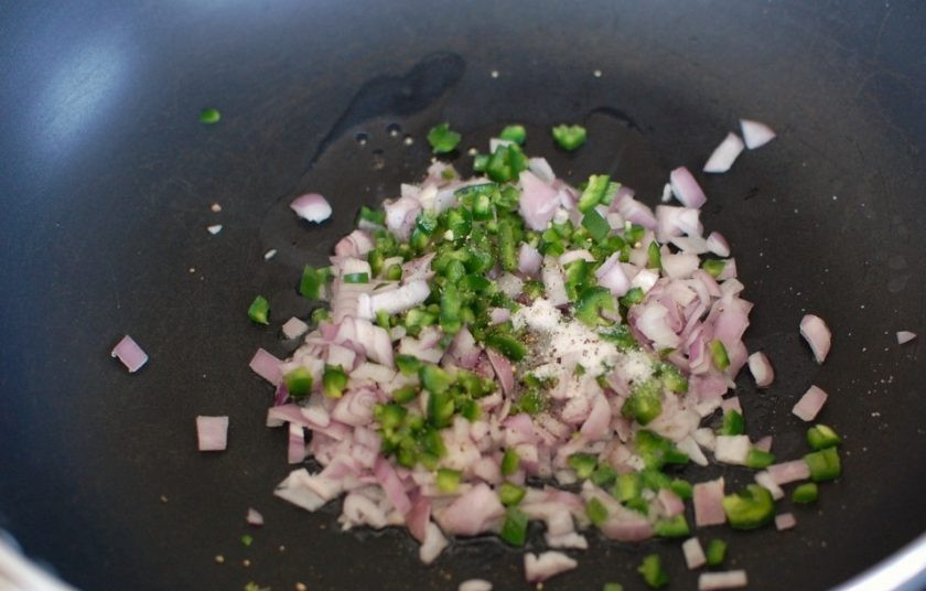 1. Этап. Говяжьи котлеты для бургеров: 3. Разогрейте сковороду с растительным маслом, выложите лук с перцем, посолите и поперчите.