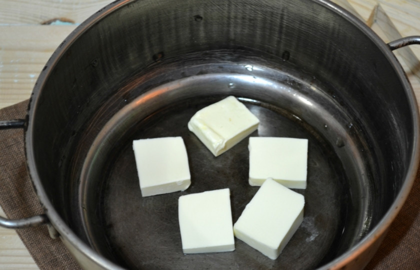 1. Этап. Рыба, запеченная под молочным соусом: Приготовьте молочный соус. В небольшой кастрюльке растопите сливочное масло и введите муку, быстро размешав ее, доведите массу до однородности.