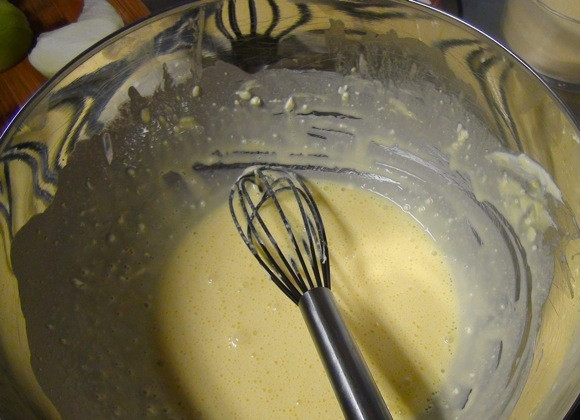 1. Этап. Запеканка творожная с грушей: 1. Включите духовку и разогрейте её до 200 градусов. В глубокой мисочке взбейте яйца с сахаром, солью, ванильным экстрактом и мягким творогом.