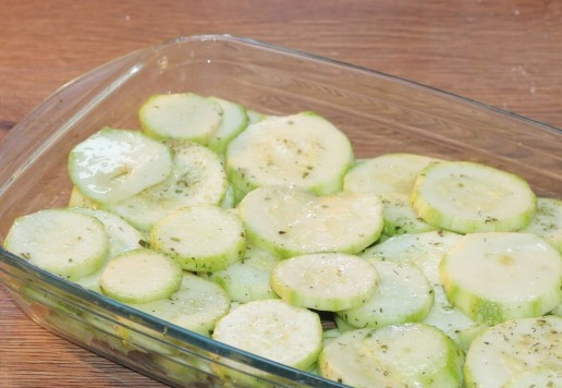 1. Этап. Куриные котлеты на кабачковой подушке: 9. Раскладываем кружочки кабачков в формочке для запекания. И включаем духовку на разогрев 180 С.